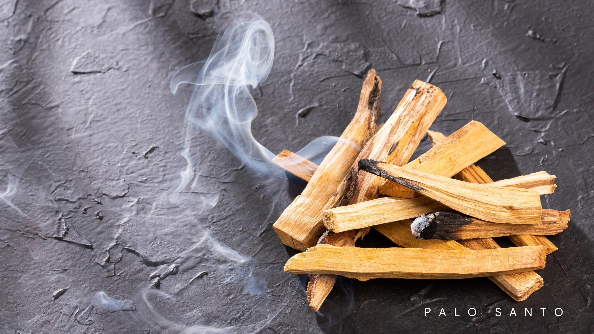 Bursera Graveolens conosciuto come Palo Santo, è un incenso naturale che cresce in sud-america e che si brucia lentamente lasciando un profumo dolce e particolare nell'ambiente